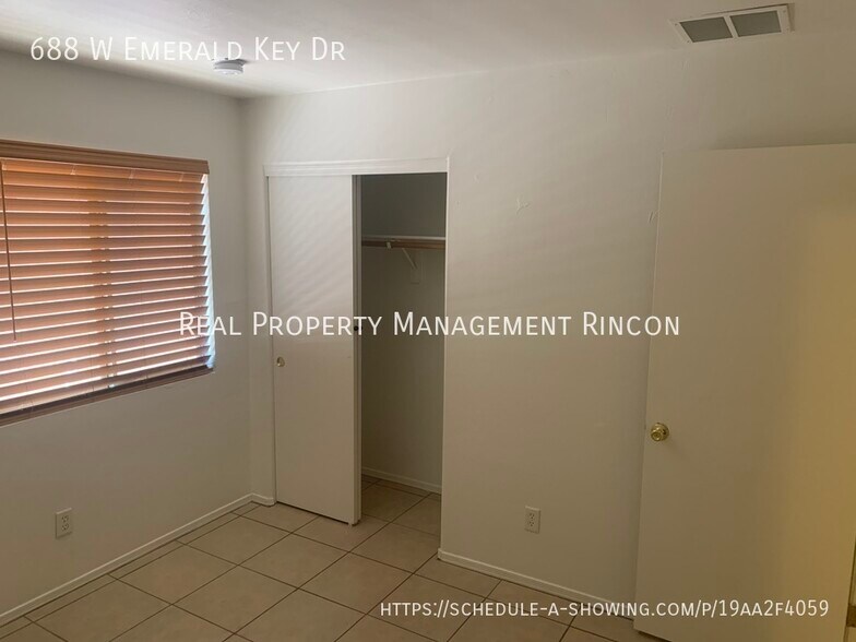 Building Photo - 688 W Emerald Key Dr