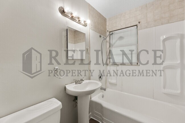 Building Photo - 2062 Poplar St