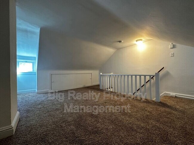 Building Photo - 342 Valley Rd