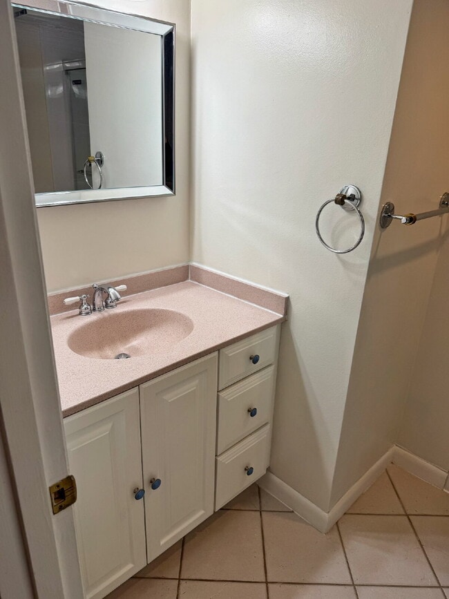 Building Photo - Spacious 2 BED 1.5 BATH Condo rental close to Quincy Center!