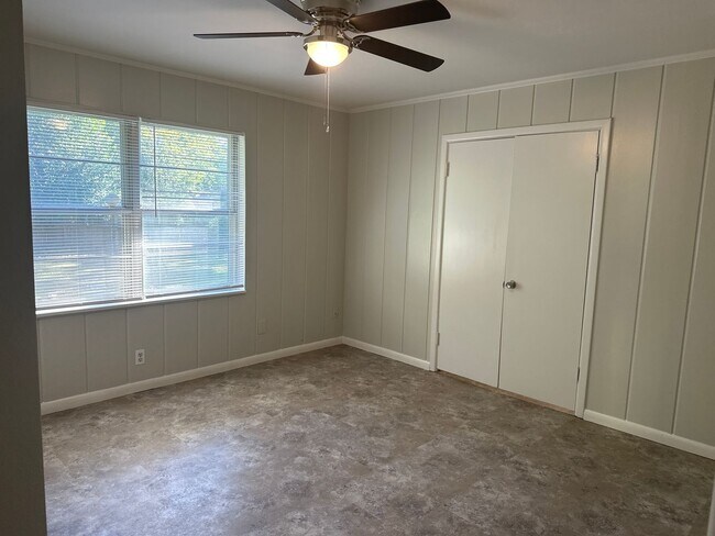 Building Photo - 3 Bedroom Home with Large Backyard near Andy Woods