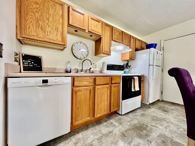 Building Photo - Fully furnished rental home for Corporate housing or insurance stays