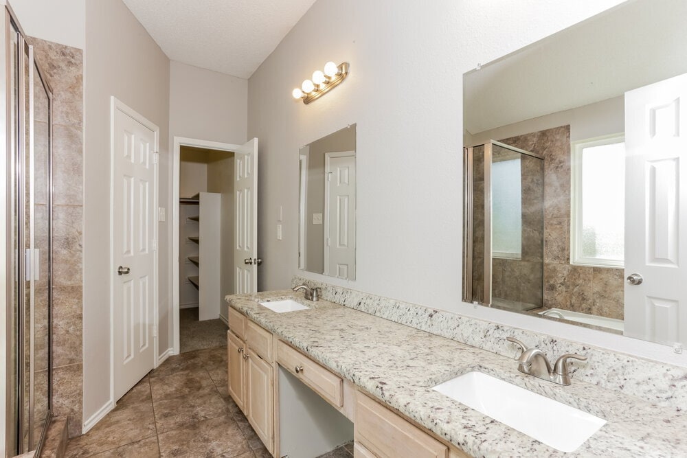 Building Photo - 433 Raintree Cir