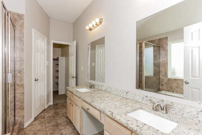 Building Photo - 433 Raintree Cir