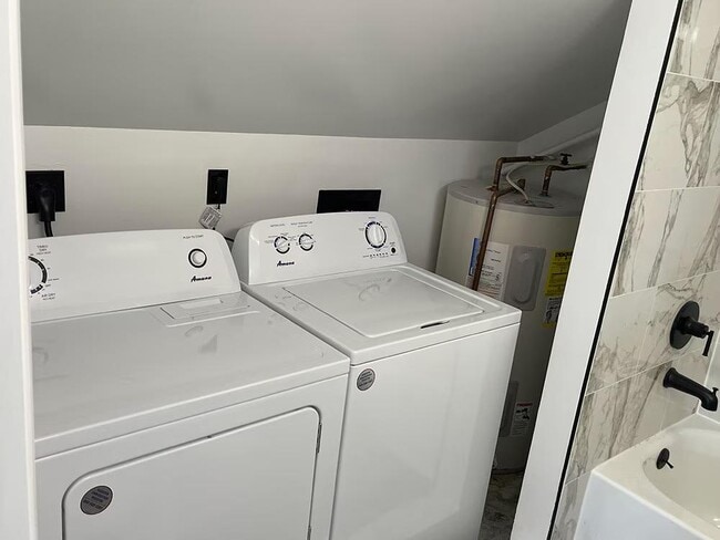 Building Photo - 555 Main St