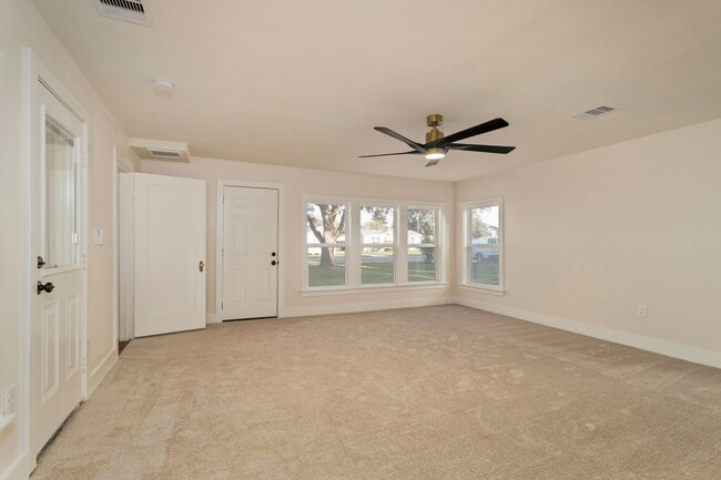 Building Photo - 918 Front St