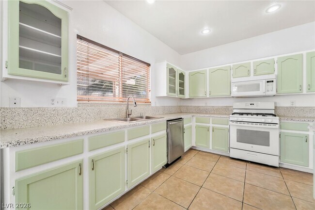 Building Photo - 1354 Silver Knoll Ave