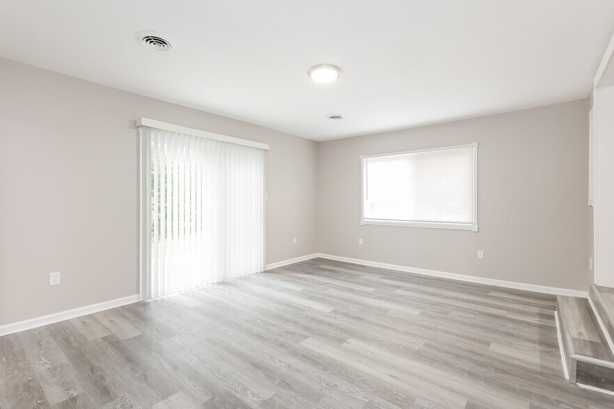 Building Photo - 77 Eastlawn Dr