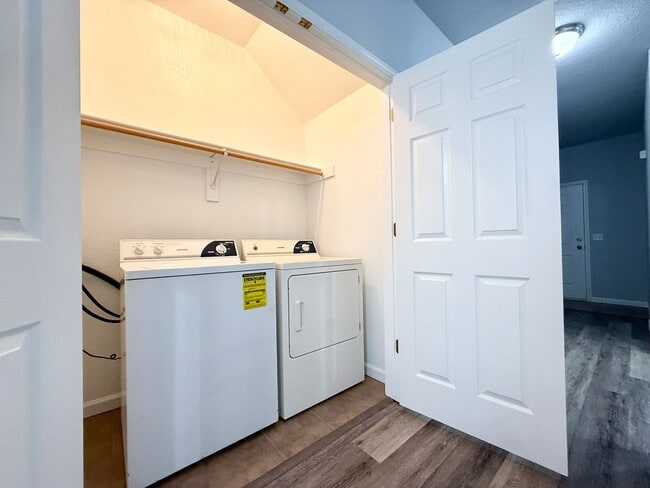 Building Photo - ***611 B Grove***
