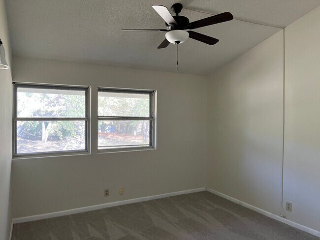 Building Photo - 2307 Colony Dr SW