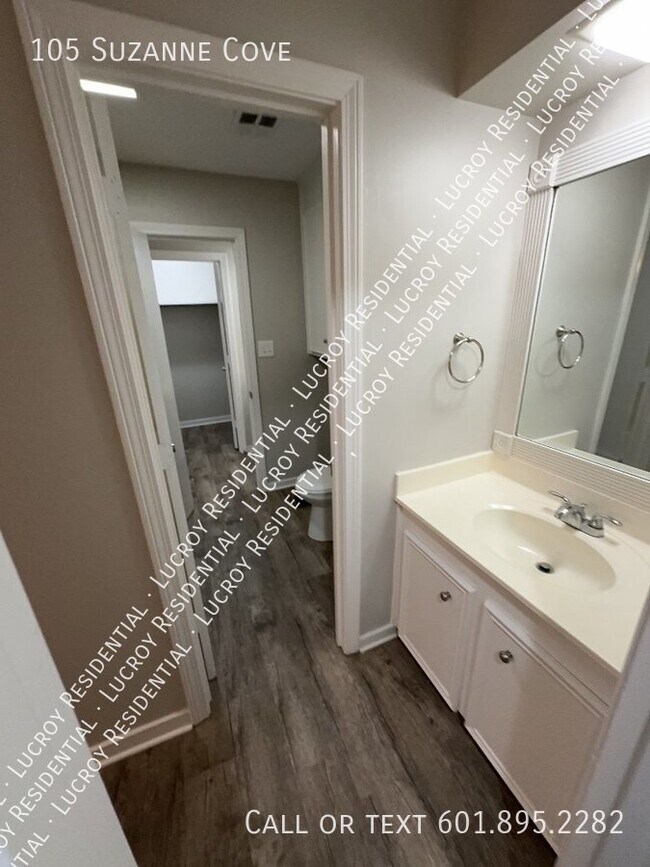 Building Photo - Updated 4-Bedroom Duplex with Fireplace in...