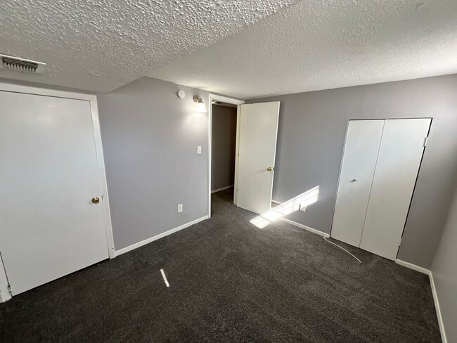 Building Photo - Spacious Split-Level Duplex in Lee’s Summit