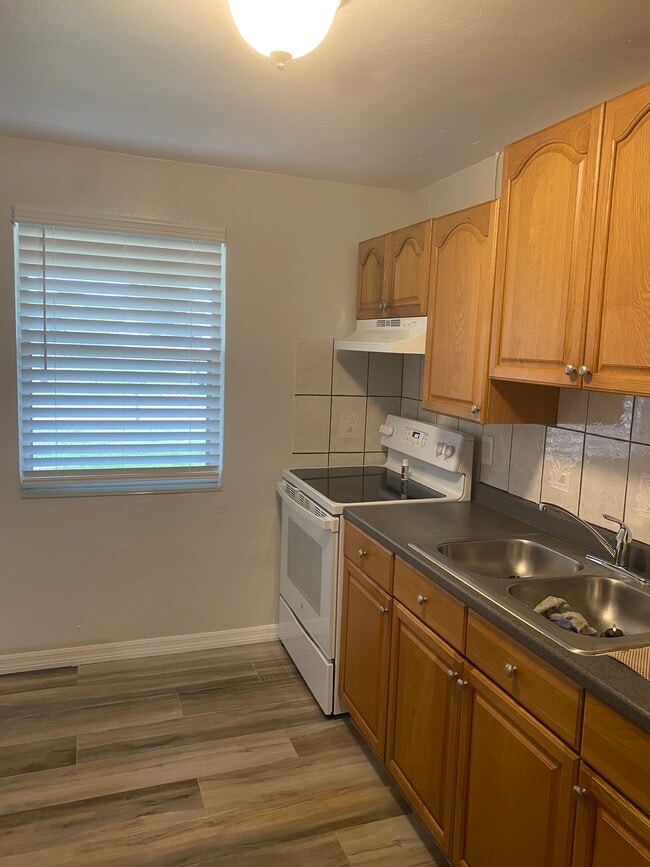 Building Photo - 8485 Sunset Dr