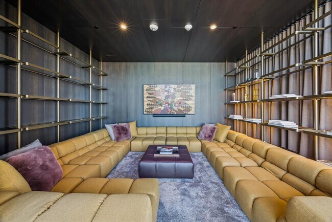 Building Photo - 610 Davis St