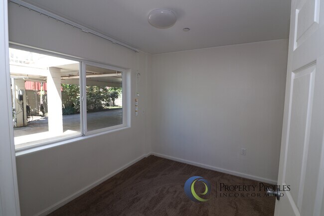 Building Photo - 2 Bedroom / 1 bath Ground Floor Kapahulu Apartment - Available Now!