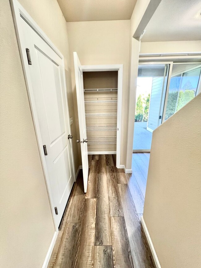 Building Photo - LIKE NEW Truly a MUST SEE! Move-in Ready