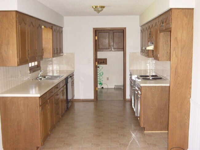 Building Photo - 3310 S. SOUTHLYN PL. - NO PETS - CALL OFFI...