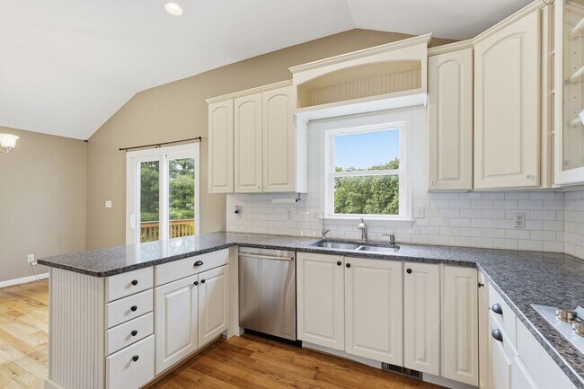 Building Photo - Experience a private retreat just beyond the city limits of Winchester where scenic beauty and re...
