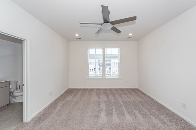 Building Photo - 4 Bedroom, 3.5 Bathroom Townhome in Foxbank Plantation - Moncks Corner