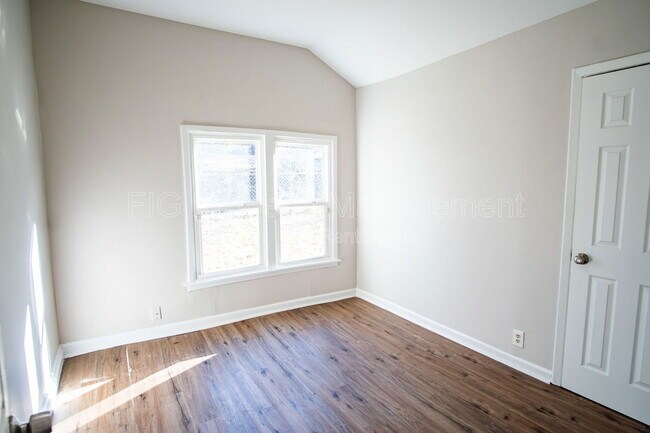 Building Photo - 1138 Valley Dr SW