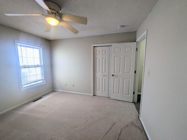 Building Photo - 32 N Cedar Lake Dr W