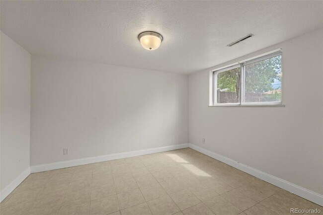Building Photo - 2352 N Circle Dr