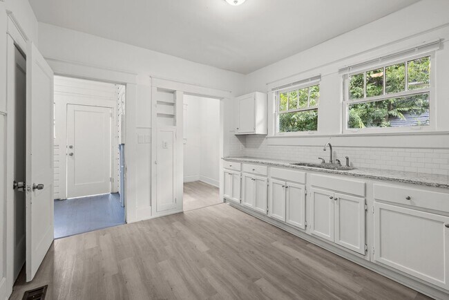 Building Photo - Charming 4 Bedroom, 2 Bathroom house