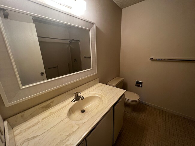 Building Photo - Beautiful 2BR 2 full bath condo in secured...