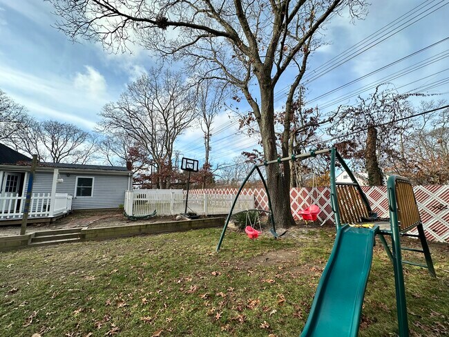 Building Photo - 125 Holbrook Rd