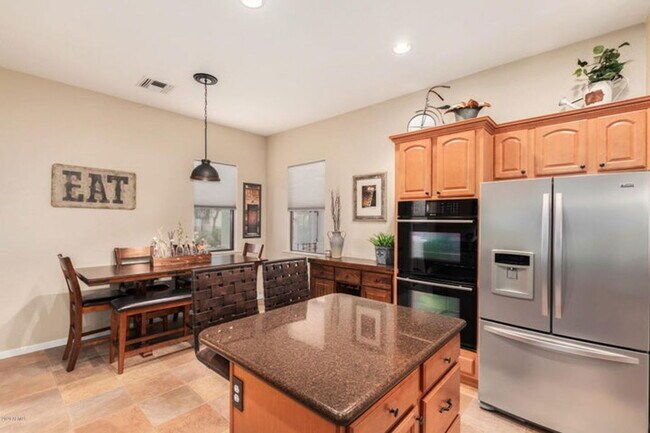 Building Photo - 908 Elm St