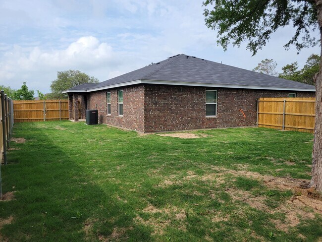 Building Photo - 1606 Pontotoc