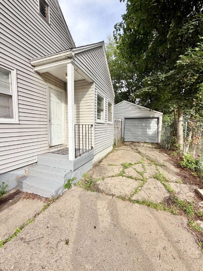 Building Photo - 801 Hubbard Ave