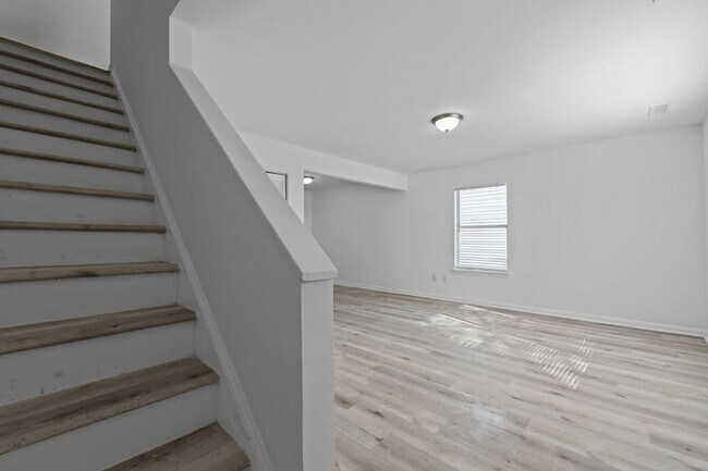 Building Photo - 611 Hilltop Dr