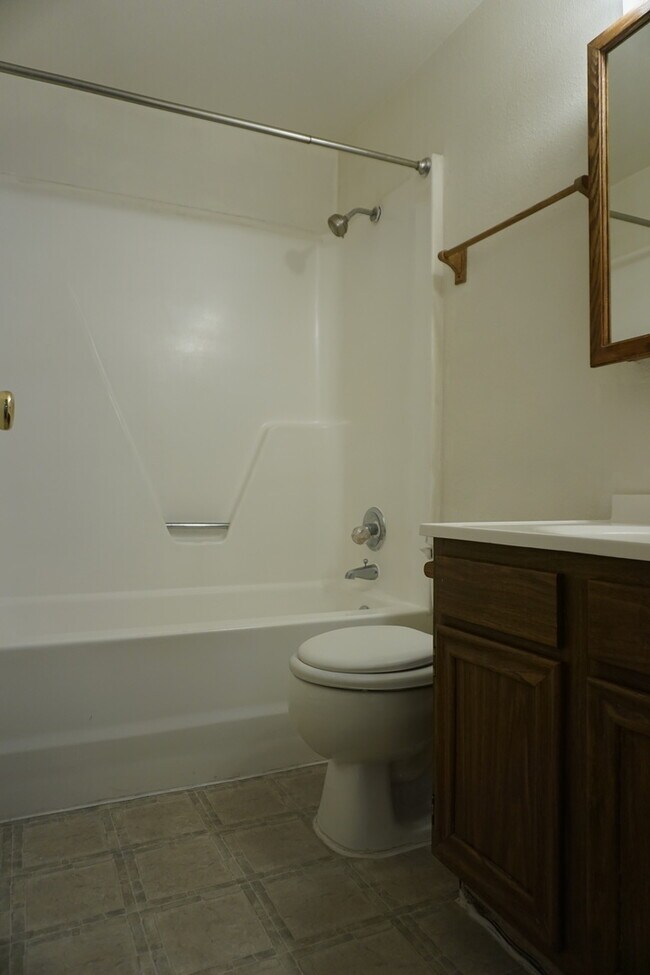 Building Photo - Spacious 2 Bedroom Condo