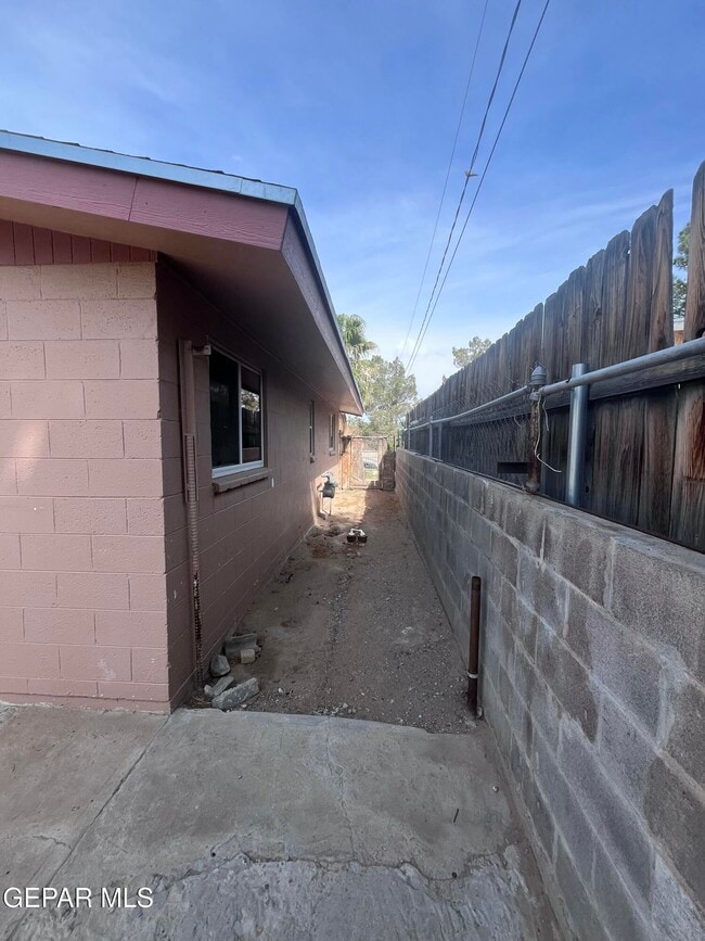 Building Photo - 216 Pacific Dr