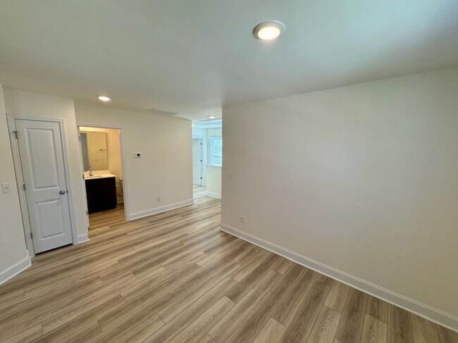 Building Photo - The Grove at Neill's Pointe