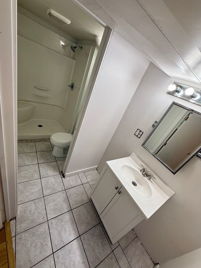 Building Photo - 3 Bedroom, 2 Bathroom WITH a Move in Special!