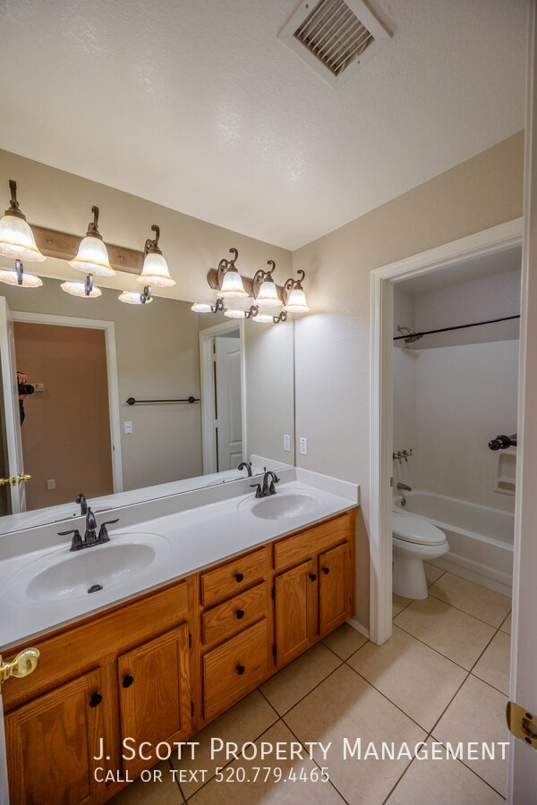 Building Photo - 7417 W Candelaria Dr