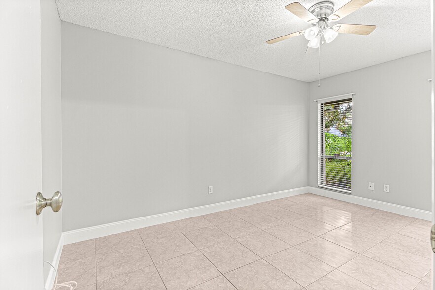 Building Photo - 810 SE 2nd St