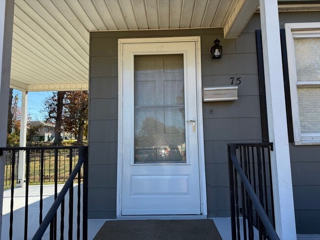 Building Photo - Charming 2 Bedroom Home With Spacious Yard!