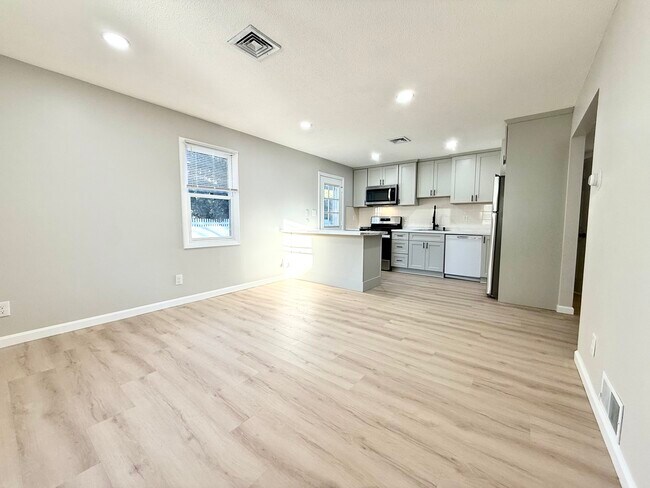 Building Photo - 1063 Tacoma St