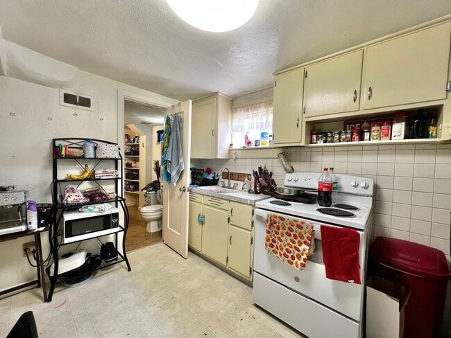 Building Photo - Cozy 2-Bedroom 1-Bath Basement Unit Near UNC!
