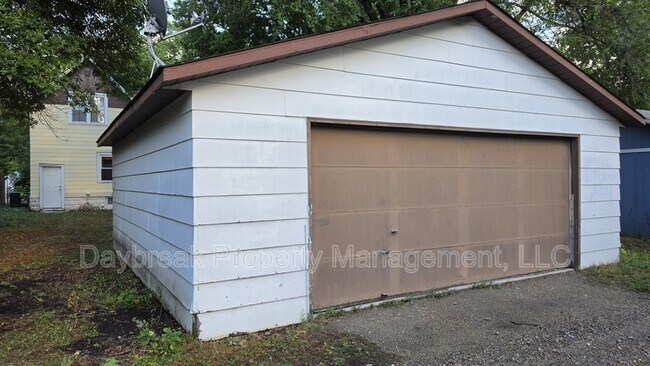 Building Photo - 912 9th St N