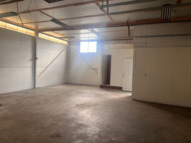 Building Photo - Holiday Move in Special  - $500 Off Rent!!!! 3 bedroom, 1 Bath home - Rare find with a large back...