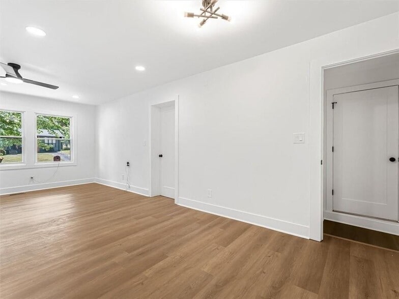 Building Photo - 454 Oak Dr SE