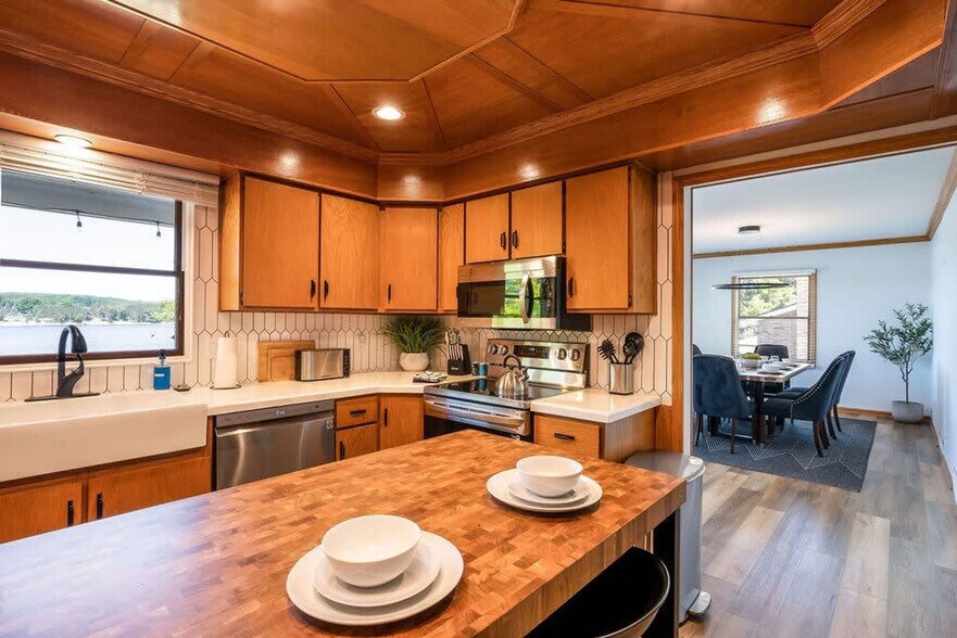 Building Photo - 9551 Peterson Dr