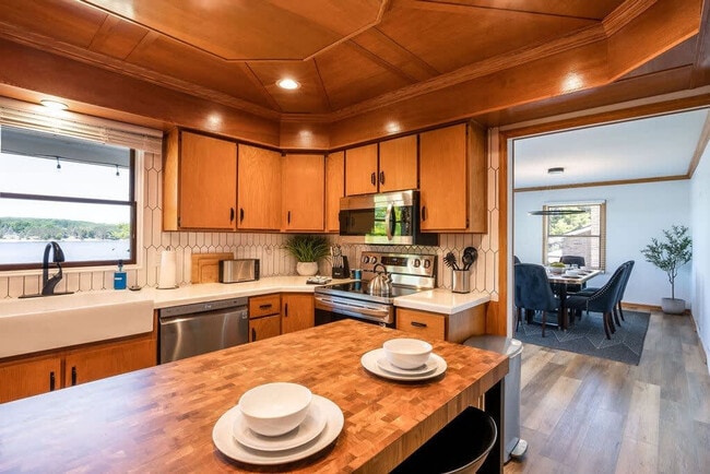Building Photo - 9551 Peterson Dr