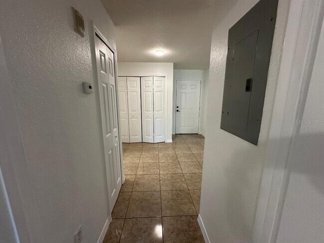 Building Photo - 5479 Vineland Rd