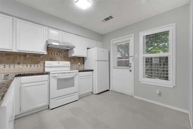 Building Photo - 2111 E Belt Line Rd