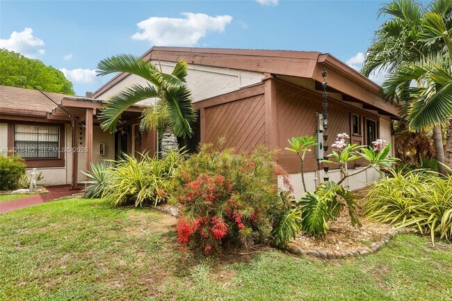 Building Photo - 2731 Parkview Dr S